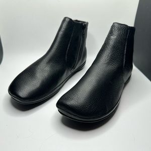 NIB!! Camper Women's Chelsea boot, Black, Sz 7 (EU 37)